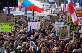 პრაღაში პრემიერის გადადგომის მოთხოვნით მასობრივი აქცია გაიმართა პრაღაში პრემიერის გადადგომის მოთხოვნით მასობრივი აქცია გაიმართა