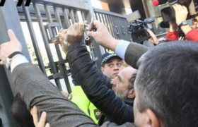 ოპოზიციონერმა ლიდერებმა პროკურატურის ჭიშკარს ბოქლომი დაადეს