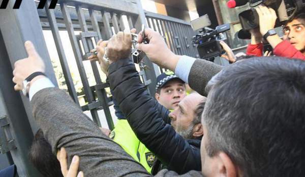 ოპოზიციონერმა ლიდერებმა პროკურატურის ჭიშკარს ბოქლომი დაადეს