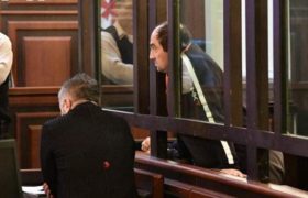 გიორგი რურუა პროკურორ ვასილ სამხარაძეს ბოტასს ჩუქნის გიორგი რურუა პროკურორ ვასილ სამხარაძეს ბოტასს ჩუქნის
