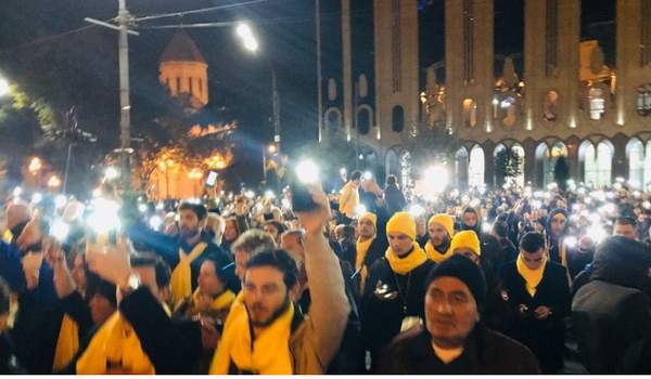 ”ჩამოყალიბდეს დროებითი მთავრობა!” - რას ითხოვენ აქციაზე რუსთაველზე