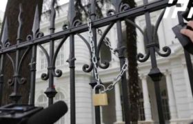 პრეზიდენტის რეზიდენციის ჭიშკარს ბოქლომი დაადეს