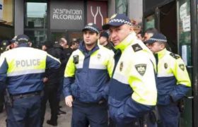 დაპირისპირება დეპუტატ ყაველაშვილის ოფისთან - ოპოზიციამ კედელზე სტიკერი გააკრა