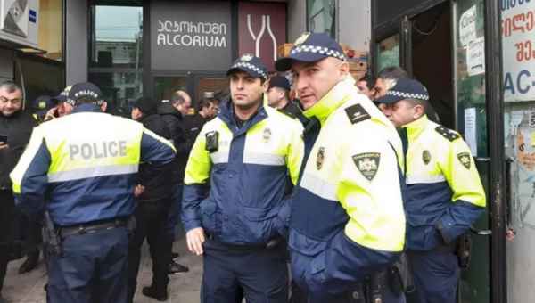 დაპირისპირება დეპუტატ ყაველაშვილის ოფისთან - ოპოზიციამ კედელზე სტიკერი გააკრა