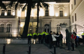 "გირჩის" აქტივისტებმა პრეზიდენტს წამალი "ესპუმიზანი" აჩუქეს