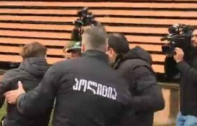 დიმიტრი ხუნდაძის ოფისთან პოლიციამ "ევროპული საქართველის" პრესმდივანი თორნიკე დიასამიძე დააკავა