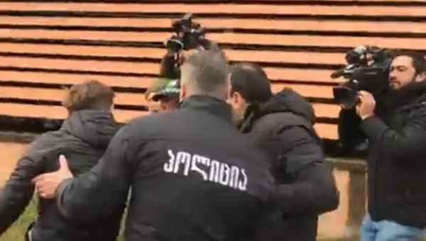 დიმიტრი ხუნდაძის ოფისთან პოლიციამ "ევროპული საქართველის" პრესმდივანი თორნიკე დიასამიძე დააკავა