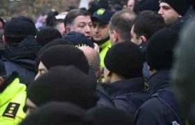 მთავრობის ადმინისტრაციასთან შეხლა-შემოხლაა - მომიტინგეები ბოქლომის დადებას ცდილობენ