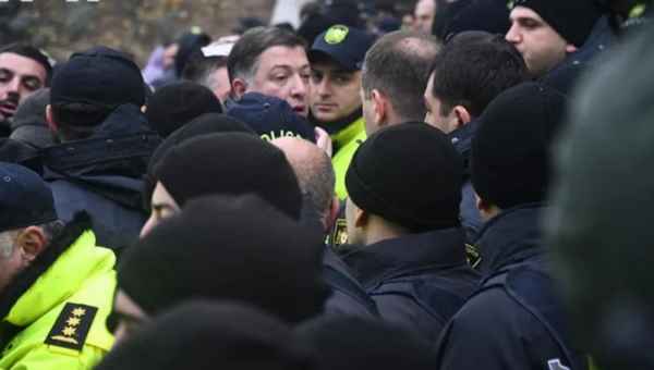 მთავრობის ადმინისტრაციასთან შეხლა-შემოხლაა - მომიტინგეები ბოქლომის დადებას ცდილობენ