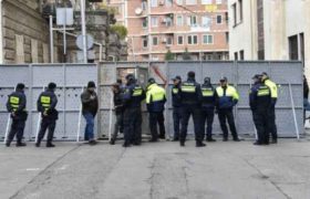 პარლამენტის შესასვლელი პოლიციამ რკინის კონსტრუქციებით ჩაკეტა