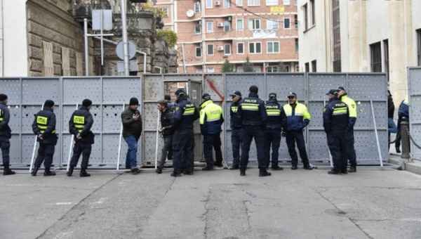 პარლამენტის შესასვლელი პოლიციამ რკინის კონსტრუქციებით ჩაკეტა