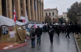 შელაპარაკება პარლამენტთან - სამოქალაქო აქტივისტებმა პარლამენტთან კარვები გაშალეს