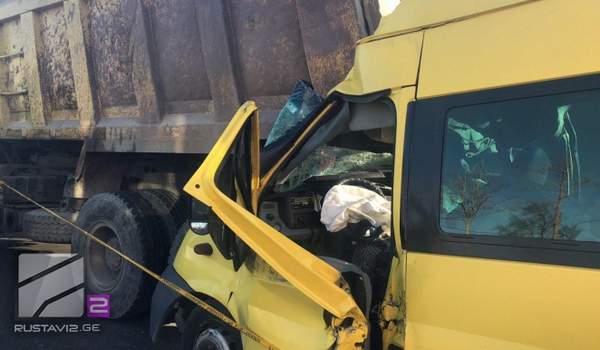 თბილისის აეროპორტთან სამარშრუტო ტაქსი სატვირთოს შეეჯახა - 1 ადამიანი დაიღუპა, 14 დაშავდა