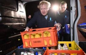 ბორის ჯონსონმა მოსახლეობას რძე დაურიგა ბორის ჯონსონმა მოსახლეობას რძე დაურიგა