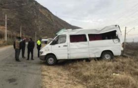 გორში ამობრუნდა მიკროავტობუსი, რომელსაც შშმ პირები გადაჰყავდა გორში ამობრუნდა მიკროავტობუსი, რომელსაც შშმ პირები გადაჰყავდა