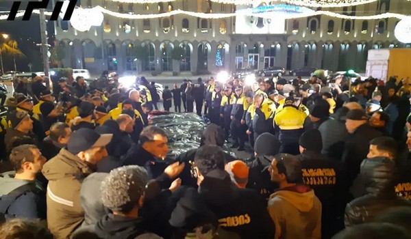 „სირცხვილიას“ ინფორმაციით, პარლამენტის წინ დღეს მალხაზ მაჩალიკაშვილი კარვის გაშლას შეეცდება