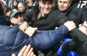 პარლამენტთან პოლიციელებსა და მოპიკეტეებს შორის შეხლა-შემოხლა მოხდა