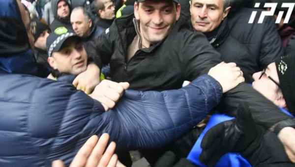 პარლამენტთან პოლიციელებსა და მოპიკეტეებს შორის შეხლა-შემოხლა მოხდა