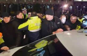 პარლამენტთან აქციის მონაწილეებს და პოლიციას შორის შეხლა-შემოხლაა