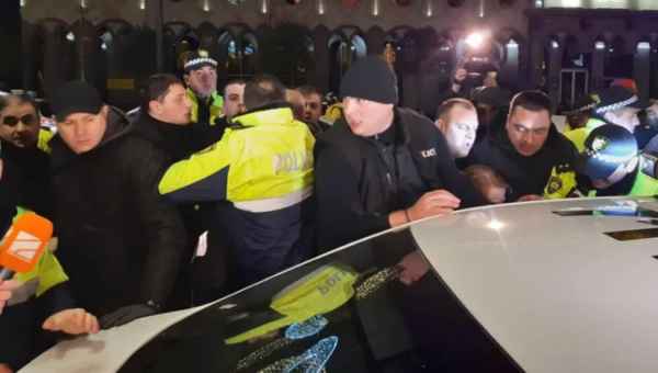 პარლამენტთან აქციის მონაწილეებს და პოლიციას შორის შეხლა-შემოხლაა