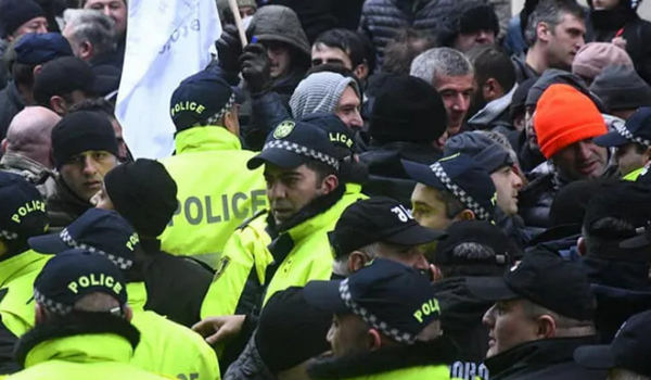 პარლამენტთან დაკავებულთა სია