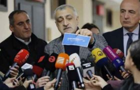 მამუკა ხაზარაძემ ბიძინა ივანიშვილს მოსკოვის ბორტის ბილეთი უყიდა - "შეუძლია დატოვოს ქვეყანა"