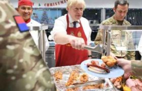 ბორის ჯონსონმა ბრიტანელ ჯარისკაცებს საშობაო სადილი დაურიგა ბორის ჯონსონმა ბრიტანელ ჯარისკაცებს საშობაო სადილი დაურიგა