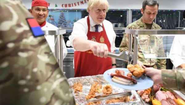 ბორის ჯონსონმა ბრიტანელ ჯარისკაცებს საშობაო სადილი დაურიგა