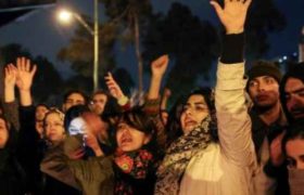 თეირანში აქციაზე გენერალ სოლეიმანის ფოტოები დაწვეს თეირანში აქციაზე გენერალ სოლეიმანის ფოტოები დაწვეს