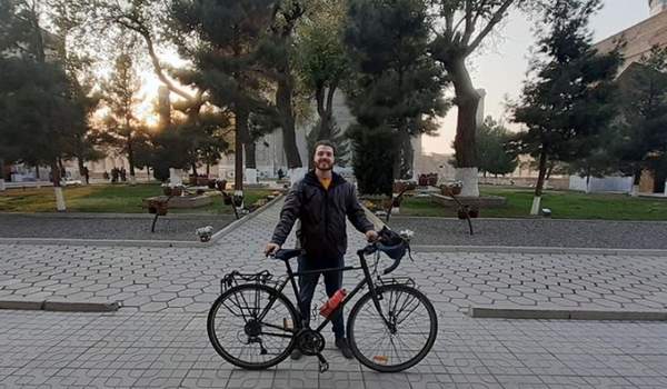 ბრიტანელ მოგზაურ როან კემბელს, რომელსაც თბილისში ველოსიპედი მოპარეს, ახალი ველოსიპედი აჩუქეს