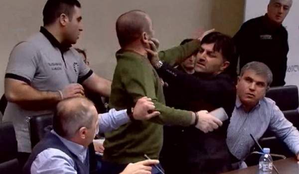 ლევან ხაბეიშვილის ცემისთვის "ოცნების" დეპუტატებს, ალექსანდრე ხუჯაძეს, ავთანდილ ცინცაძეს და თარაშ შურღაიას, ბრალი წარედგინათ