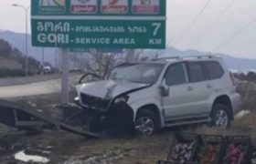 გორის ტრასაზე ჯიპი სარეკლამო ბანერის ბოძს შეეჯახა - 1 ადამიანი დაიღუპა, 3 დაშავდა