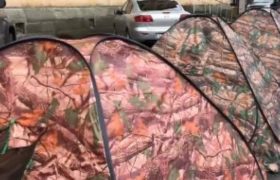 სოხუმში პარლამენტის წინ კარვები გაშალეს