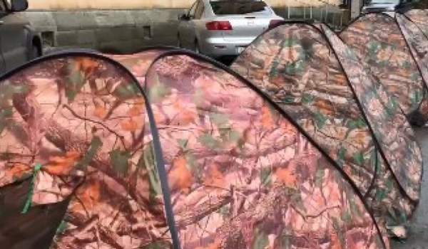 სოხუმში პარლამენტის წინ კარვები გაშალეს