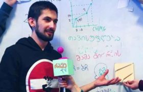 "მეტროში ორი პირბადიანი ქართველი შეხვდა ერთმანეთს. ჩამოიწიეს პირბადეები. გადაკოცნეს. აიწიეს"