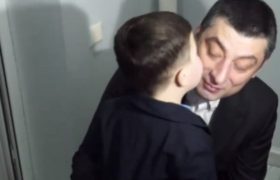 "მაკოცე, მაკოცე..." - გიორგი გახარაიამ ბავშვს კოცნა სთხოვა - ვიდეო