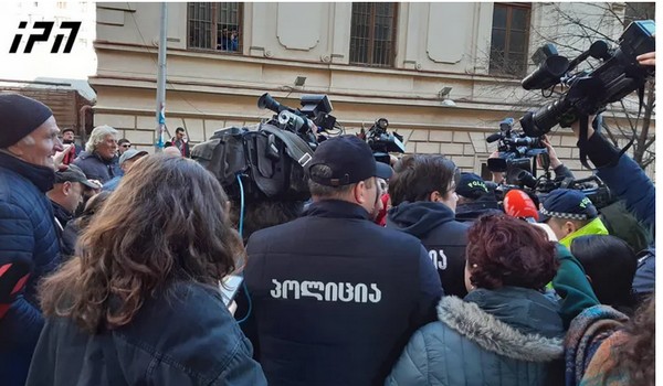 პარლამენტის შენობასთან, ჭიჭინაძის ქუჩაზე, აქციის მონაწილეებსა სამართალდამცავებს შორის შეხლა-შემოხლა იყო