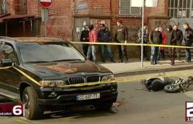 ნინოშვილზე ჯიპი გლოვოს სკუტერს დაეჯახა ნინოშვილზე ჯიპი გლოვოს სკუტერს დაეჯახა