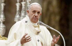 რომის პაპმა ბიბლიოთეკიდან ვიდეოხიდის მეშვეობით იქადაგა რომის პაპმა ბიბლიოთეკიდან ვიდეოხიდის მეშვეობით იქადაგა