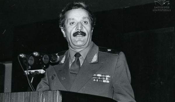 ”უცებ ვიღაცამ უკნიდან ხელი დამადო, მოვიხედე და შოთა გორგოძე იყო...”