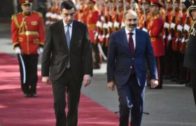 თბილისში სომხეთის პრემიერი ნიკოლ ფაშინიანი ჩამოვიდა