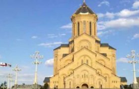 სამების საკათედრო ტაძარში პოლიციის თანამშრომლები მივიდნენ