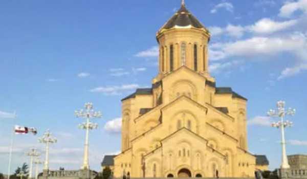 სამების საკათედრო ტაძარში პოლიციის თანამშრომლები მივიდნენ