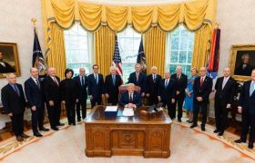 ტრამპმა დახმარების უპრეცედენტო 2 ტრილიონიან პაკეტს მოაწერა ხელი ტრამპმა დახმარების უპრეცედენტო 2 ტრილიონიან პაკეტს მოაწერა ხელი