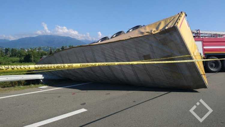 ქობულეთთან სასწრაფოს, რომელსაც ბათუმში კოვიდ 19-ის სიმპტომიანი პაციენტი გადაჰყავდა, ტრაილერი დაეჯახა