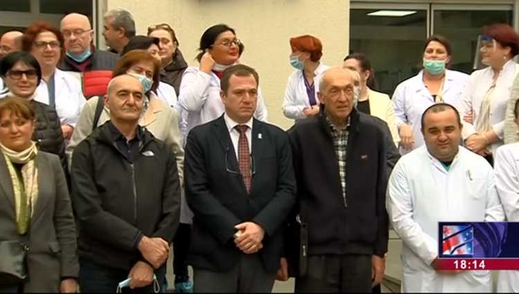 "ჩვენ ერთი გუნდი ვართ" - კოვიდ 19-თან მებრძოლი ქართველი ექიმები პირველ საუნივერსიტეტო კლინიკაში შეიკრიბნენ