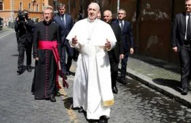 რომის პაპი, პირველად ბოლო 1 თვეში, ვატიკანიდან გამოვიდა