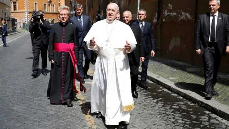 რომის პაპი, პირველად ბოლო 1 თვეში, ვატიკანიდან გამოვიდა