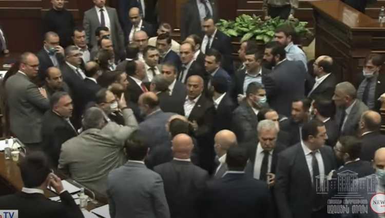 მასობრივი ჩხუბი სომხეთის პარლამენტში - ვიდეო