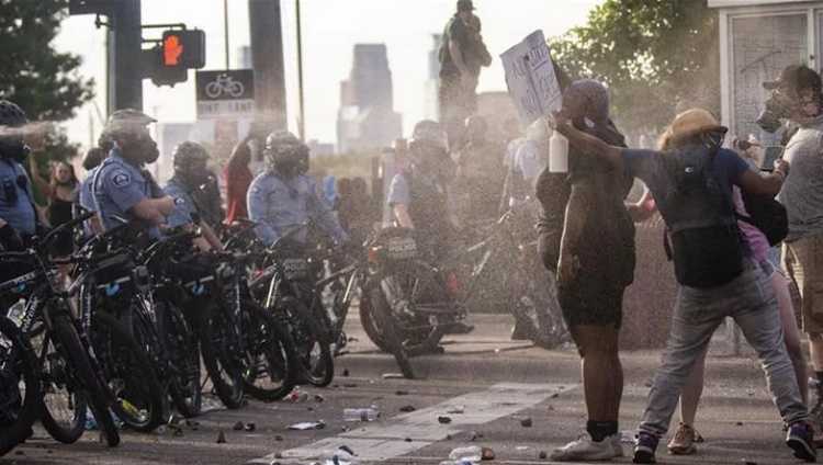 აშშ-ში მინეაპოლისში მომიტინგეებმა რამდენიმე შენობა გადაწვეს